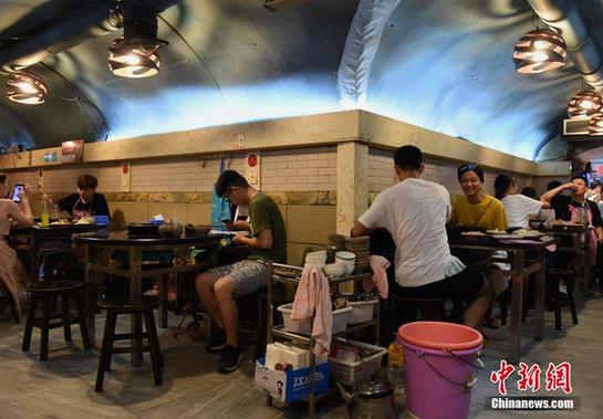 В Чунцине открыли ресторан хого в бывшем бомбоубежище