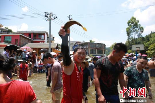 В Гуанси-Чжуанском автономном регионе отметили праздник Наоюйцзе народности мяо