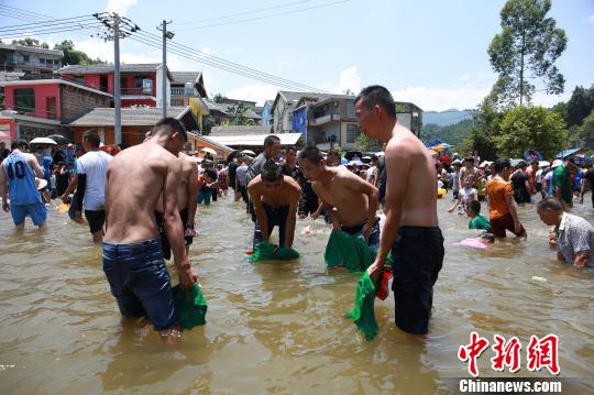 В Гуанси-Чжуанском автономном регионе отметили праздник Наоюйцзе народности мяо