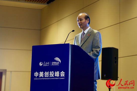 Генеральный консул КНР в Сан-Франциско Ло Линьцюань выступает с речью.