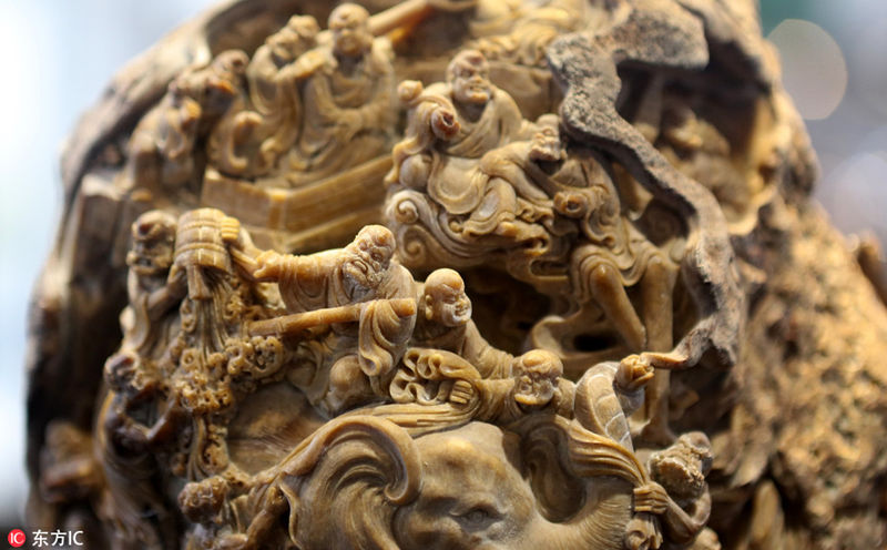 Резные нефритовые изделия показаны на культурной ярмарке в Юньнани 