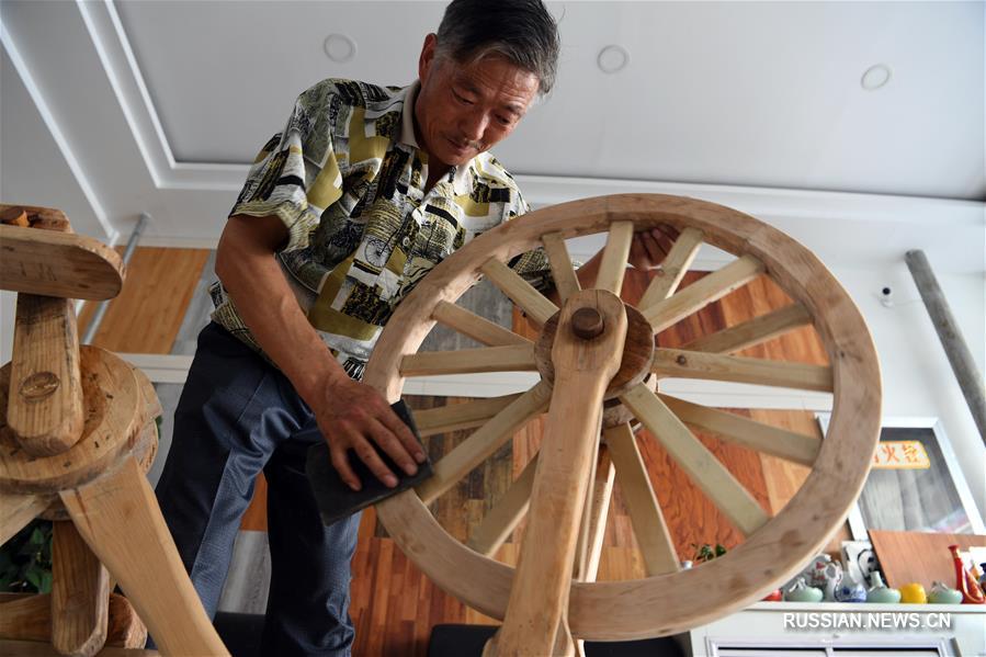 Фермер из провинции Ганьсу сделал для себя деревянный велосипед