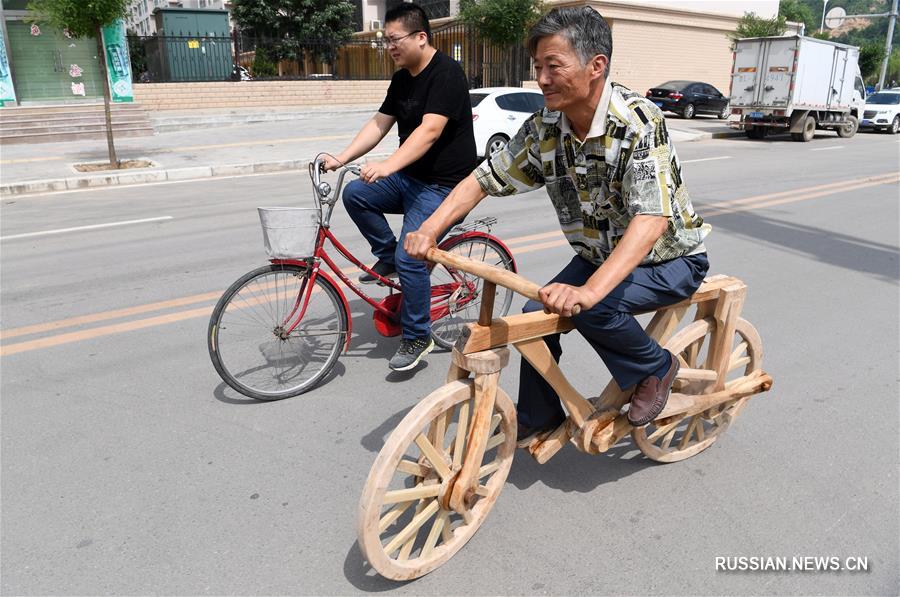 Фермер из провинции Ганьсу сделал для себя деревянный велосипед