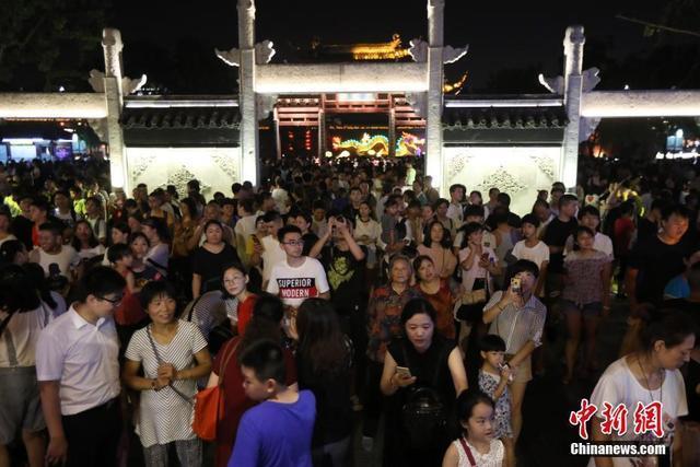 Ночная прогулка по храму Конфуция в городе Нанкин стала хитом