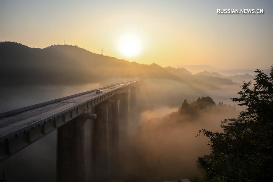 Строящийся крупный железнодорожный мост в Центральном Китае с высоты птичьего полета