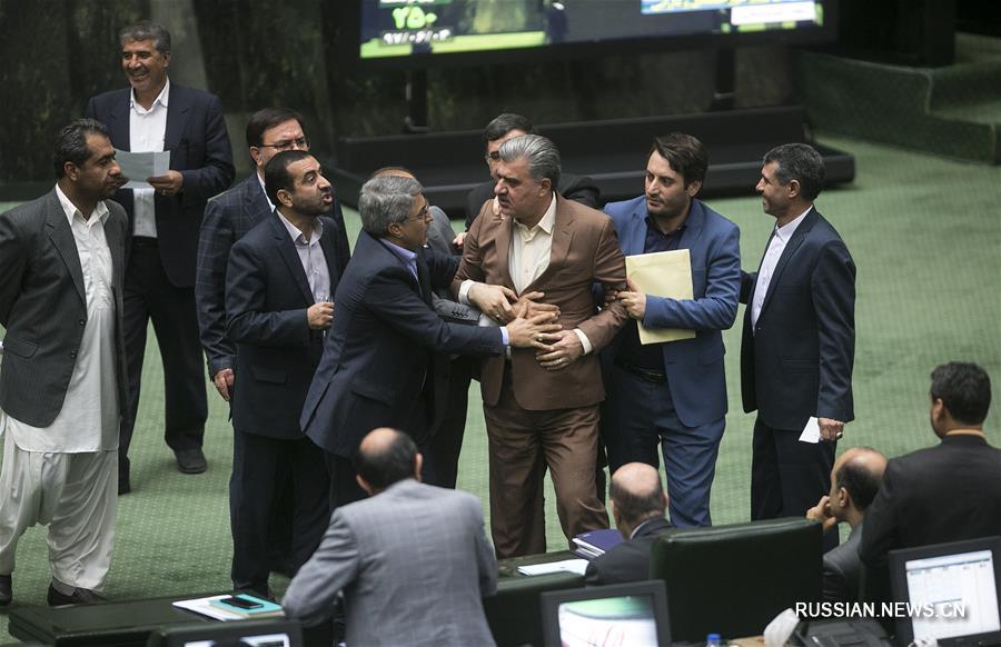 Министр экономики и финансов Ирана отправлен в отставку