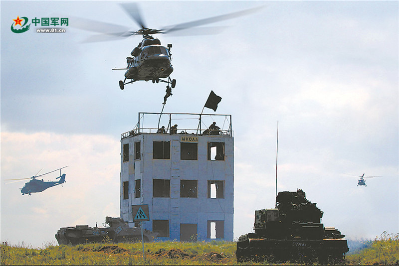 Пакистанский спецназ спускается по канату с вертолета.
