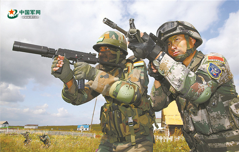 Военнослужащие из стран-участников координируют военные действия.