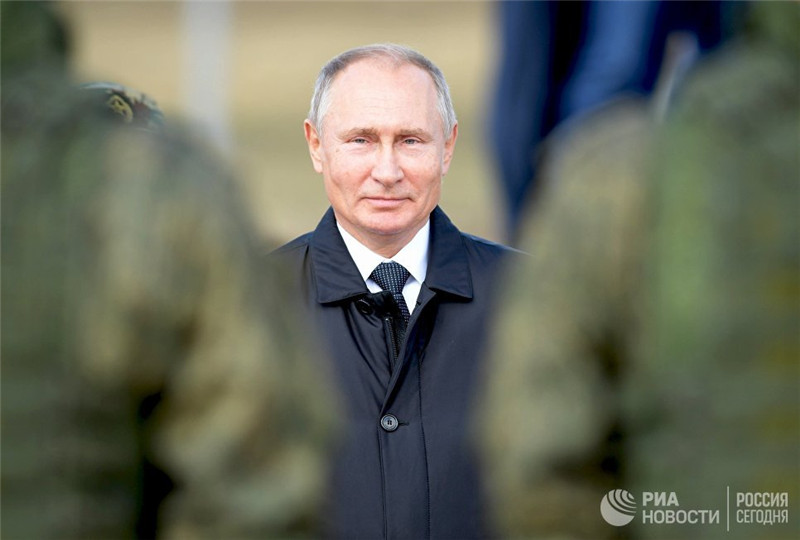 РИА Новости /Сергей ГунеевВладимир Путин посмотрел, как проходят учения, а затем отправился на смотр войск.