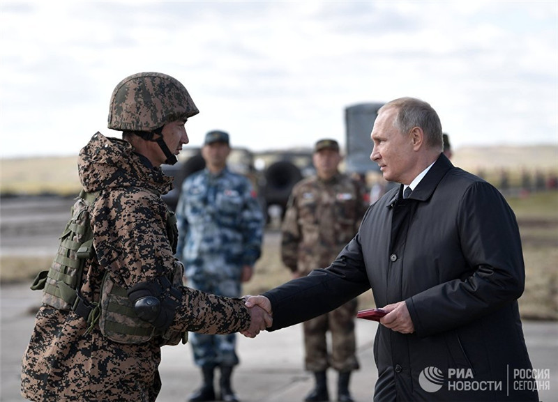 РИА Новости / Алексей НикольскийВладимир Путин поблагодарил военнослужащих Китая, которые участвовали в маневрах.