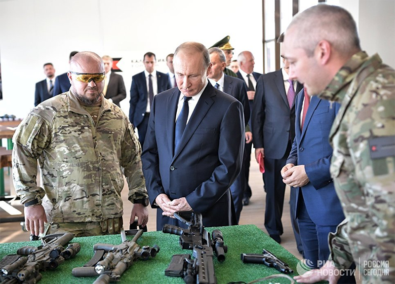 Путин пострелял из винтовки в парке "Патриот"