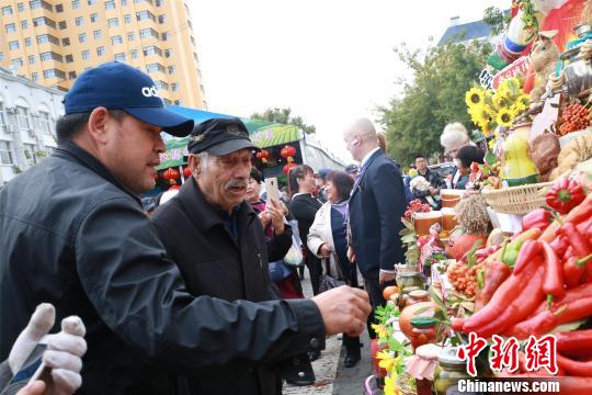 Китайские и российские жители деревень вместе отметили Праздник урожая
