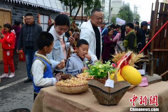 Китайские и российские жители деревень вместе отметили Праздник урожая