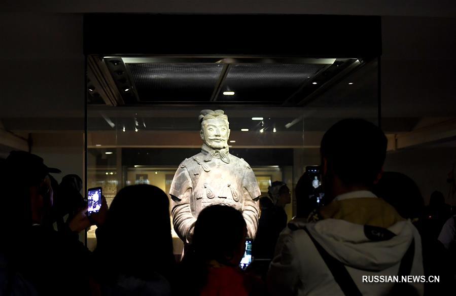 Все больше туристов посещают Музей терракотовых статуй воинов и коней из могильника Циньшихуана