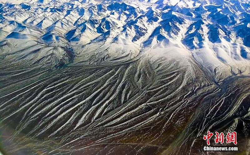 Вид на среднюю часть гор Тянь-Шань с высоты птичьего полета