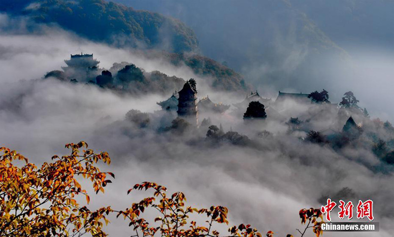Море облаков в горах Кунтун в провинции Ганьсу