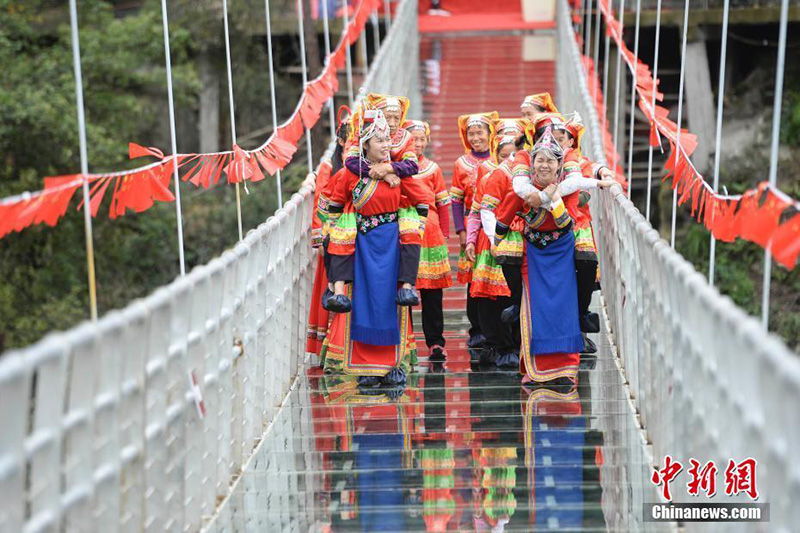 Забег невесток со свекровями на спине прошёл в провинции Хунань