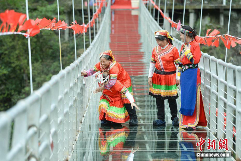 Забег невесток со свекровями на спине прошёл в провинции Хунань