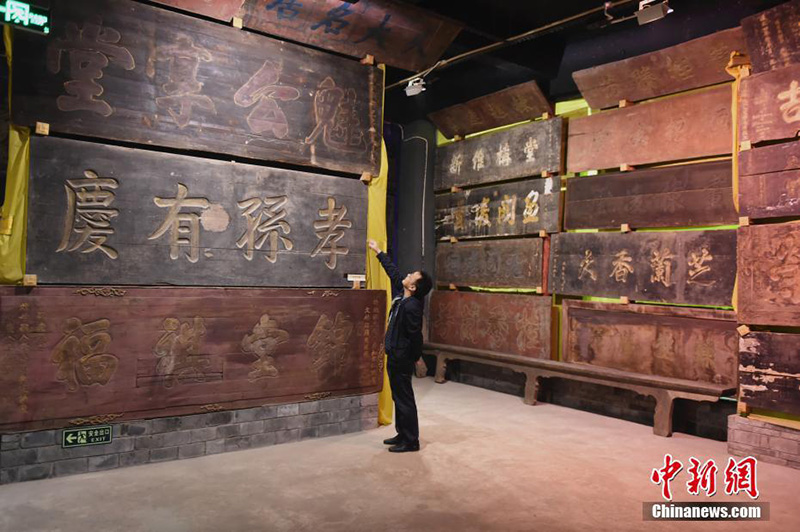 Китаец собрал более 3000 досок с надписями