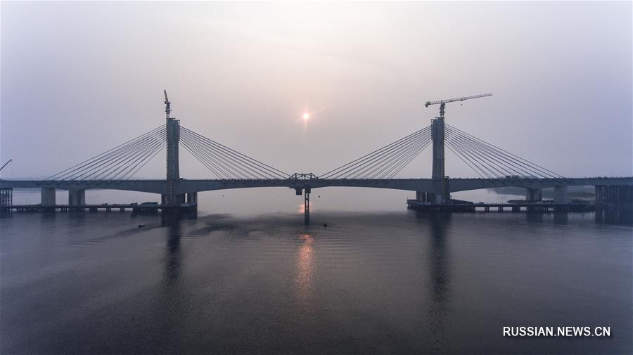 В Центральном Китае завершено смыкание железнодорожного моста через реку Ханьцзян