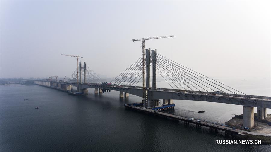 В Центральном Китае завершено смыкание железнодорожного моста через реку Ханьцзян