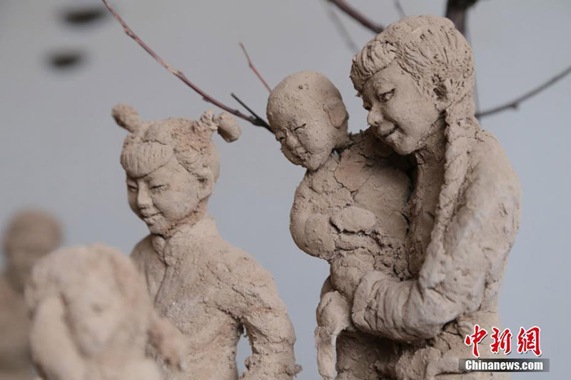 Китаец воспроизводит сцены сельской жизни с помощью глиняных скульптур