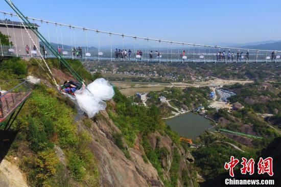 Китаянки сняли креативные фотографии на высоте