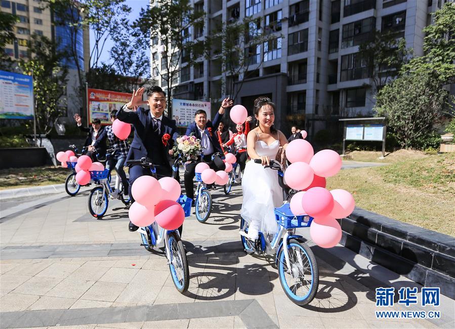 Китайские молодожены приехали на свадьбу на велосипедах вместо автомобилей