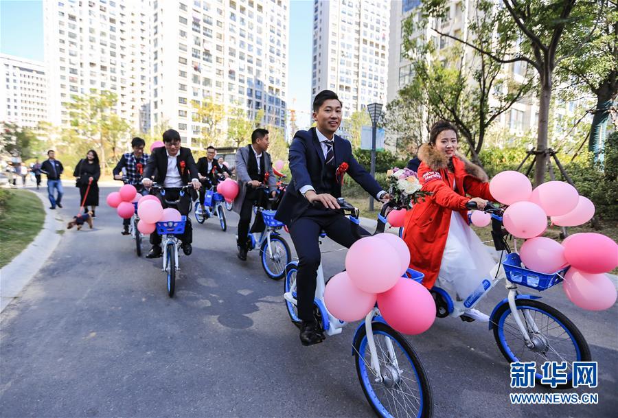 Китайские молодожены приехали на свадьбу на велосипедах вместо автомобилей