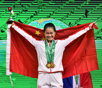Китайская тяжелоатлетка Дэн Вэй установила три мировых рекорда