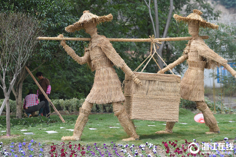 В деревне Юйшань появились креативные соломенные скульптуры