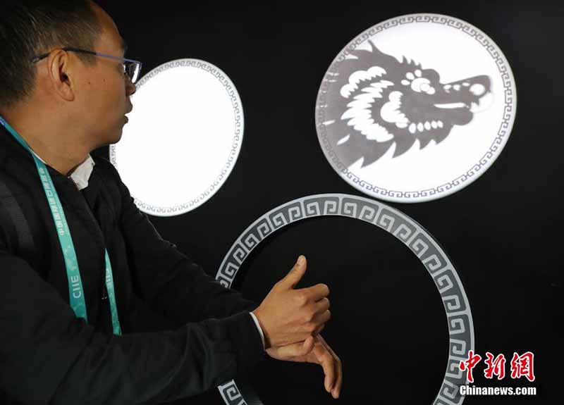 Посетители ЭКСПО в Шанхае могут с помощью ИИ жестами нарисовать знаки зодиака