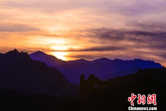 Рассвет на участке Цзиньшаньлин на Великой Китайской стене