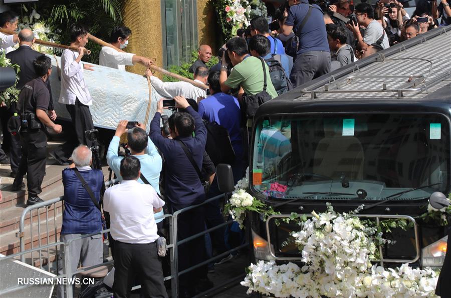 Похоронная процессия писателя Цзинь Юна