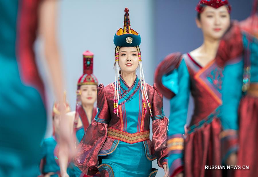 Конкурс современной праздничной одежды на 15-м Художественном фестивале монгольских национальных костюмов