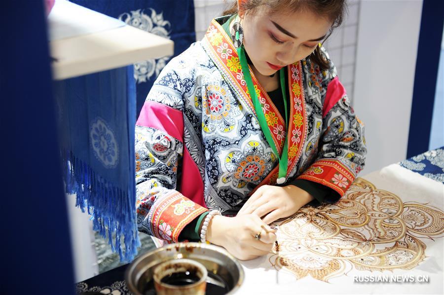 В Гуйяне открылась Гуйчжоуская международная выставка изделий национальных и народных художественных промыслов 2018 