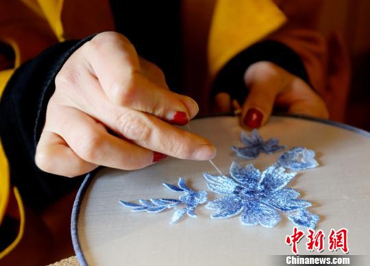 Сухие цветы и вышивка в работах китайской мастерицы