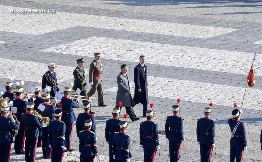 Си Цзиньпин принял участие в торжественной приветственной церемонии, проведенной в его честь королем Испании Филиппом VI