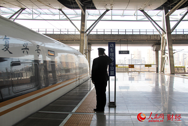 От «паровоза» до высокоскоростного железнодорожного поезда: Китайский машинист стал свидетелем развития железнодорожной техники страны