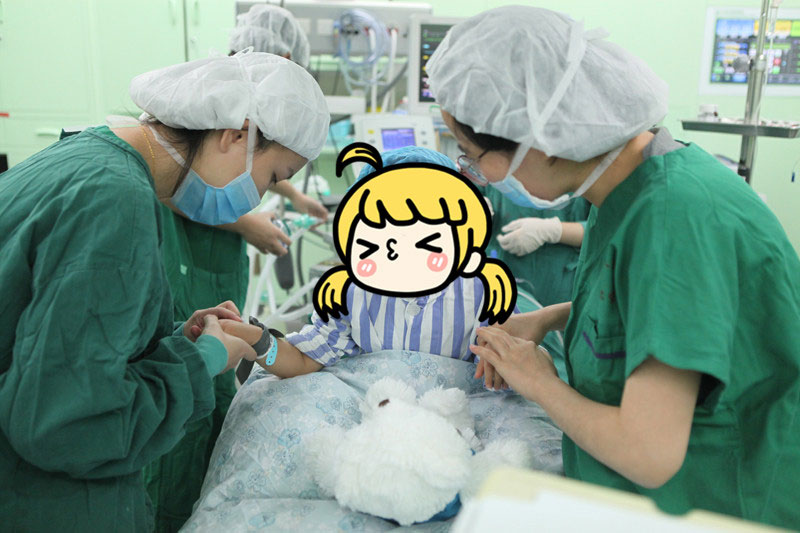 Трехлетняя Яньянь на лечении в больнице в Нанкине провинции Цзянсу.