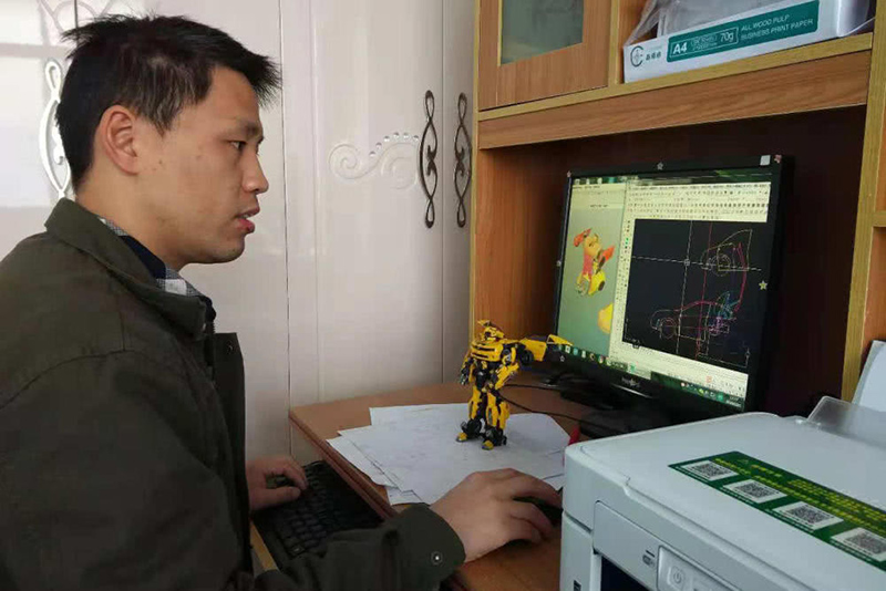 Китаец превратил автомобиль в робота-трансформера