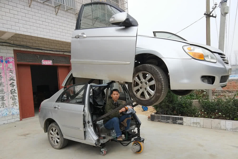 Китаец превратил автомобиль в робота-трансформера