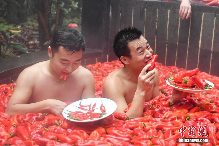 В китайском городе Ичунь прошли соревнования по поеданию острого перца