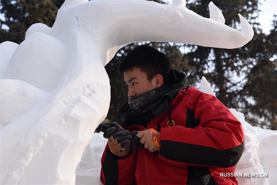 Произведения участников студенческого конкурса снежных скульптур в Харбине 