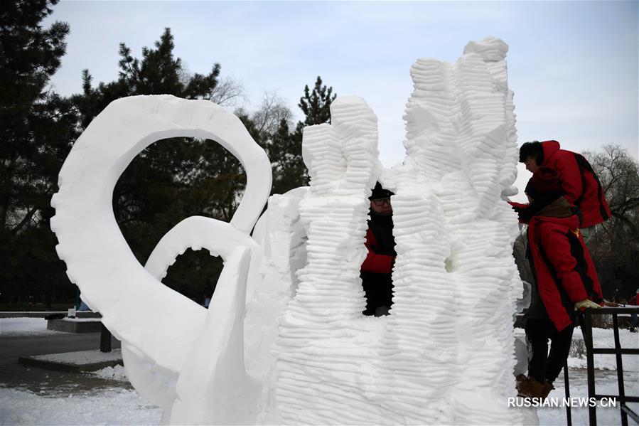 Произведения участников студенческого конкурса снежных скульптур в Харбине 