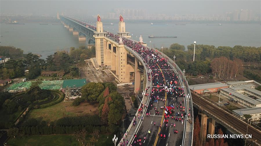 В Нанкине прошел забег в честь 50-летия с начала движения транспорта по Нанкинскому мосту через р. Янцзы
