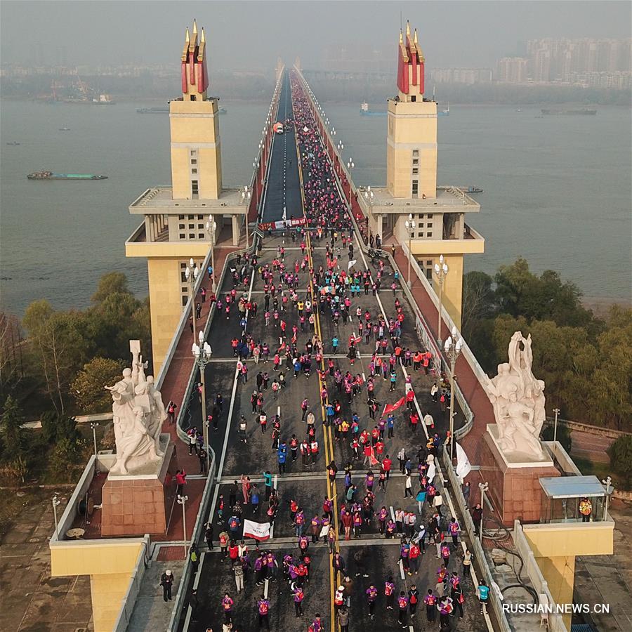 В Нанкине прошел забег в честь 50-летия с начала движения транспорта по Нанкинскому мосту через р. Янцзы
