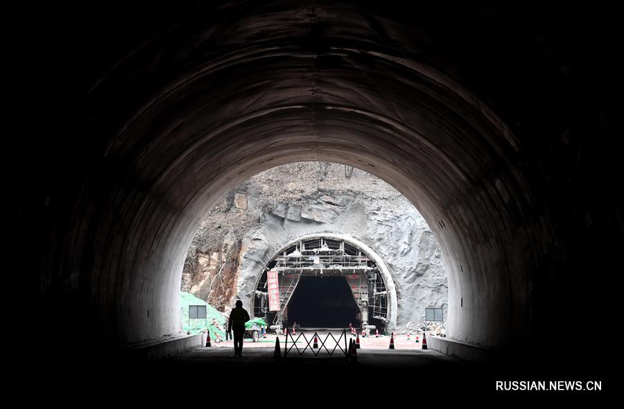 В провинции Хэнань завершена проходка группы скоростных тоннелей через горы Тайханшань