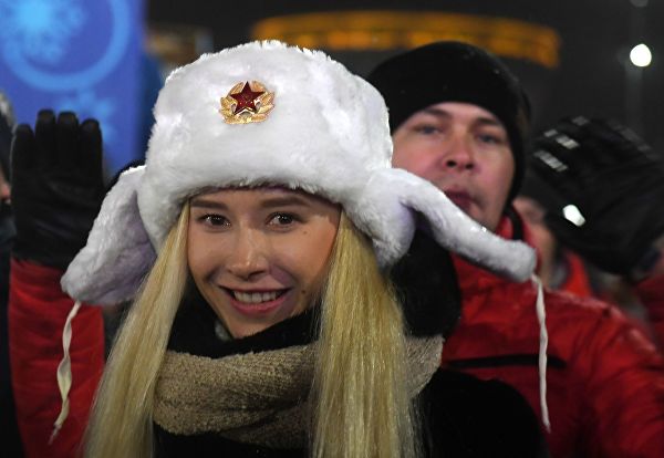 Девушка во время встречи Нового года в Казани.© РИА Новости / Максим Богодвид