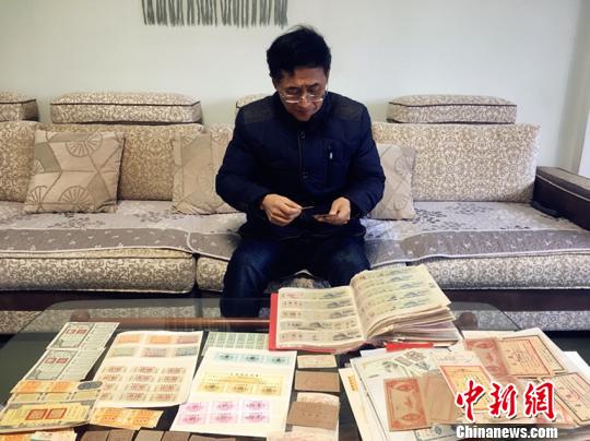 Китаец собрал около тысячи продовольственных карточек 